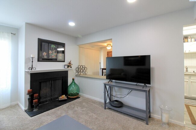 Building Photo - Fully Furnished 1 Bed, 1 Bath Apartment in...