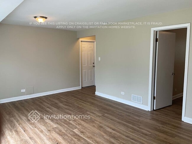 Building Photo - 825 W Manor Ct