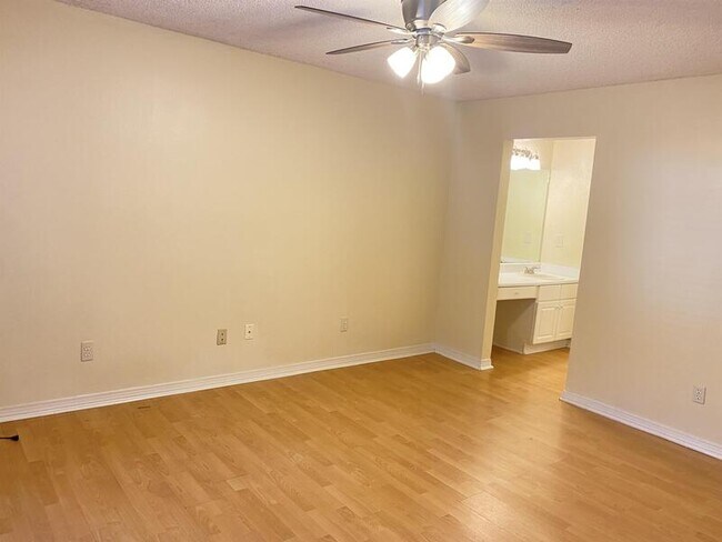 Foto del edificio - 64 Summer Oaks Dr