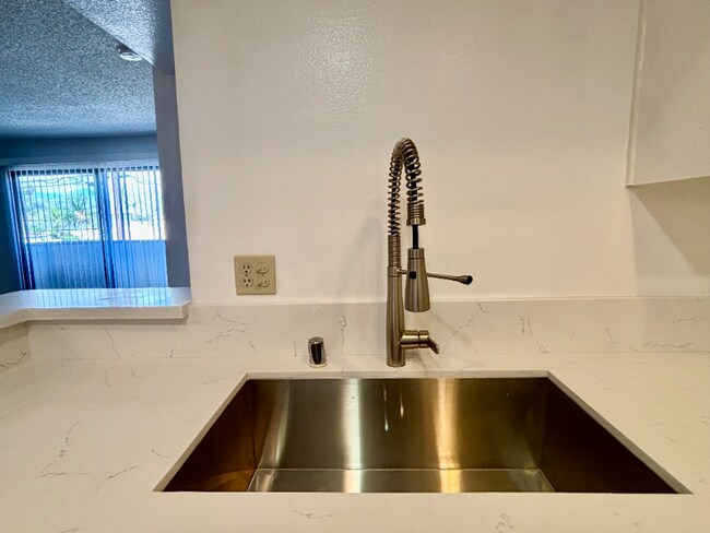 Foto del edificio - 6400 Kraft Ave