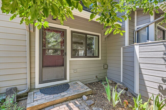 Building Photo - Cozy 2 BDR Furnished Townhome in Prime Lou...