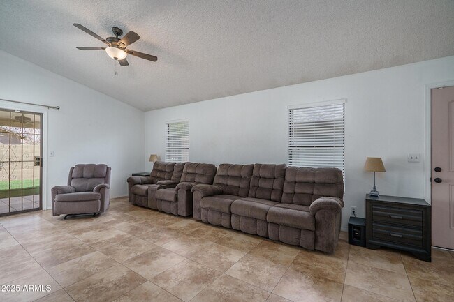 Foto del edificio - 6450 W Lawrence Ln