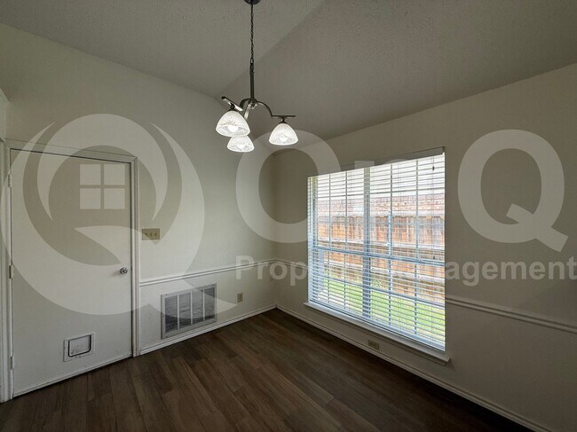 Building Photo - 1206 Hyde Park Dr