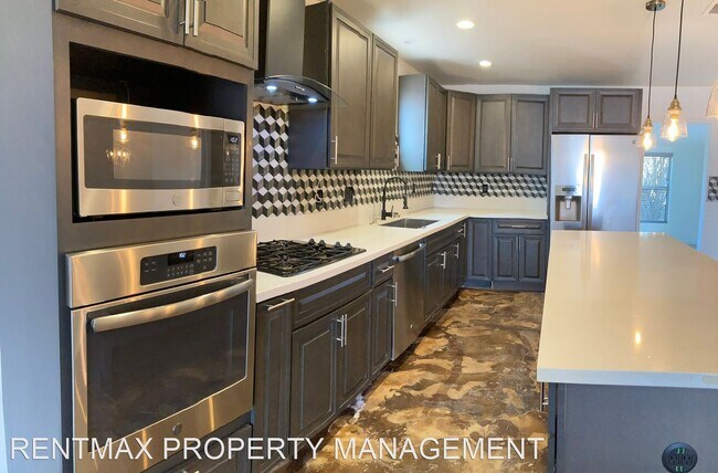 Foto del edificio - 4 br, 2 bath House - 4828 LAKESTREAM AVE