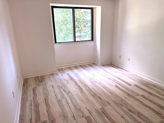 Foto del edificio - 176 Maple Ave