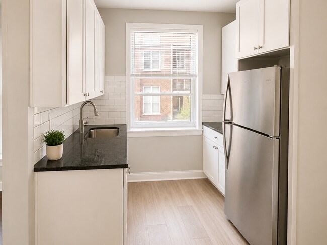 Foto del edificio - 739 Hinman Ave