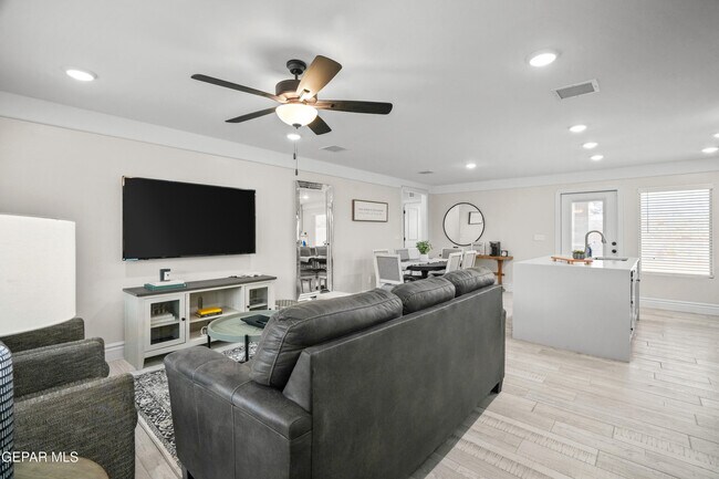 Building Photo - 854 Mallett St