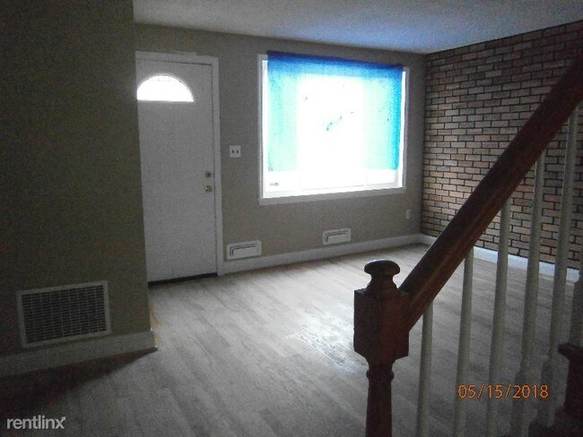 Building Photo - 2 br, 1.5 bath Townhome - 4780 Shamrock Ave