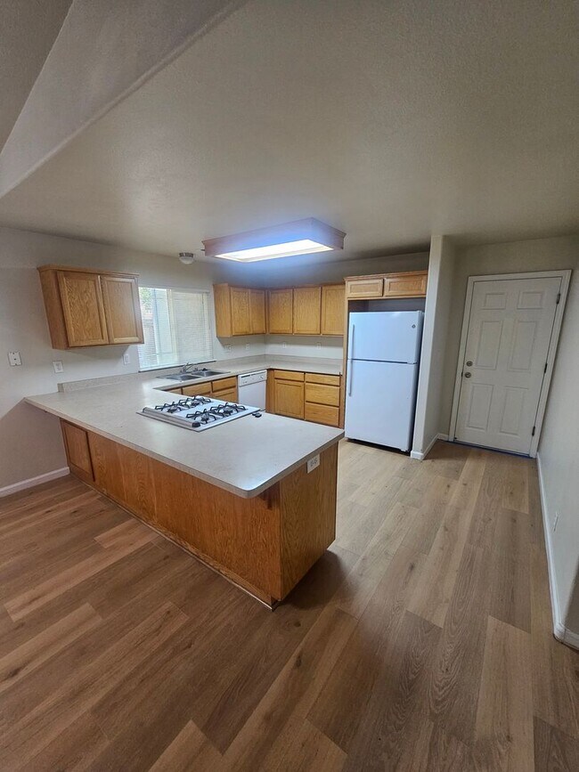 Foto del edificio - Spacious 3-Bed, 2-Bath Duplex with Private...