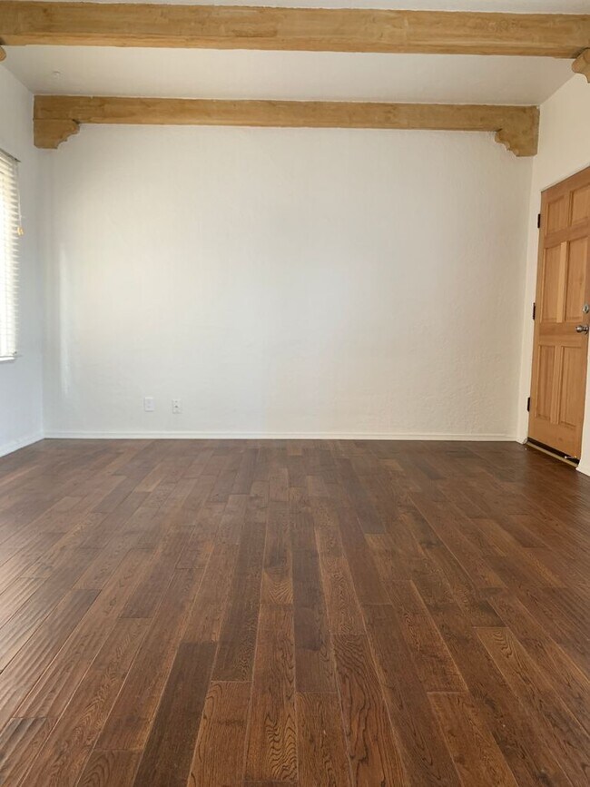 Building Photo - 2065 N Vermont Ave