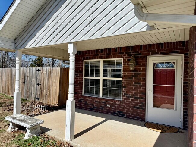 Foto del edificio - Charming 2-Bedroom in Bella Vista with Large Fenced Backyard!