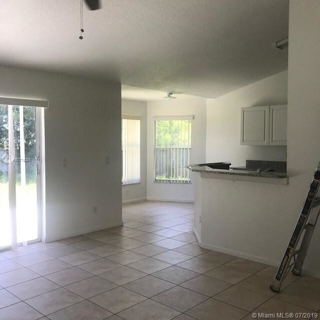 Foto del edificio - 692 SE Chapman Ave