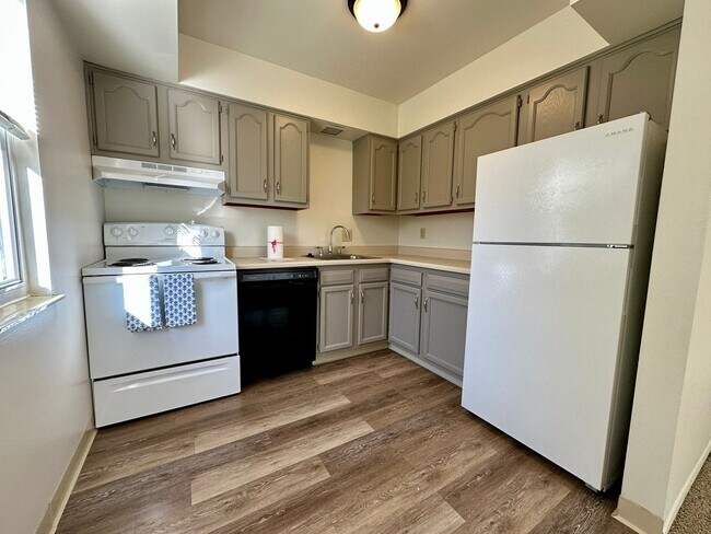 North Hills 3 Bedroom Townhome! In-Unit Wa... - North Hills 3 Bedroom Townhome! In-Unit Wa...