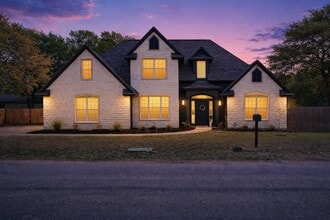 Building Photo - 312 Country Club Dr