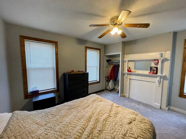 Building Photo - 3 bed 1 bath - South Oakland, central air,...