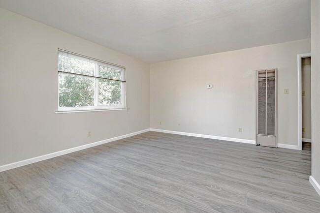 Building Photo - 543 545 547 I Street
