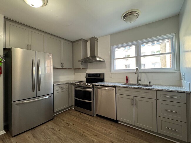 Building Photo - New Listing!! Spacious downtown State College condo available now!