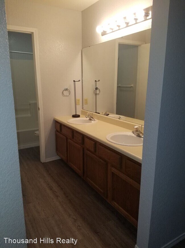Building Photo - 2 br, 2 bath House - 9 Scenic Court  #9