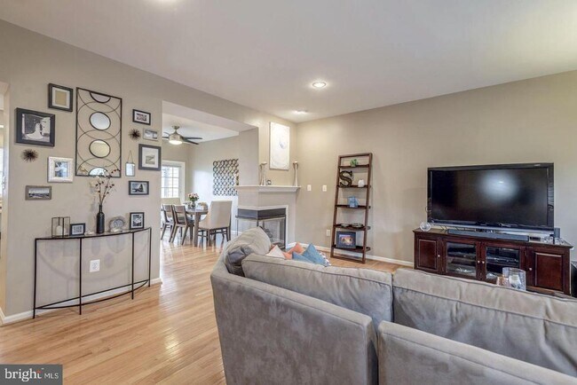 Building Photo - 46830 Graham Cove Square