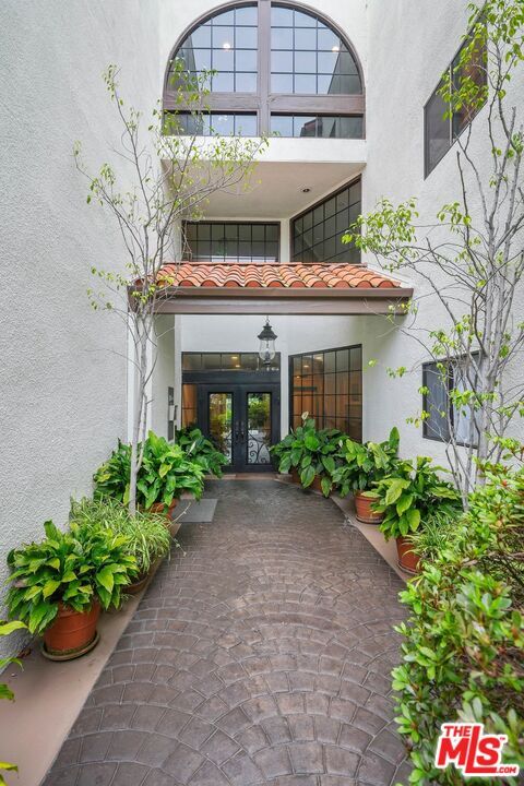 Foto del edificio - 621 S Barrington Ave