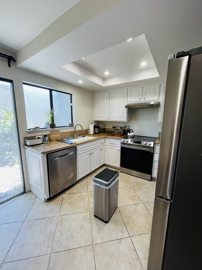 Building Photo - 27955 Ridgecove Ct N
