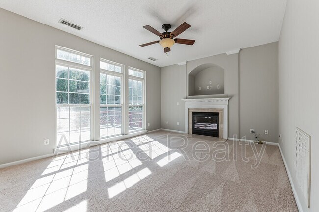 Foto del edificio - 9418 Willow Tree Ln