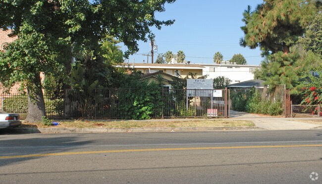 Building Photo - 5915 Hazeltine Ave