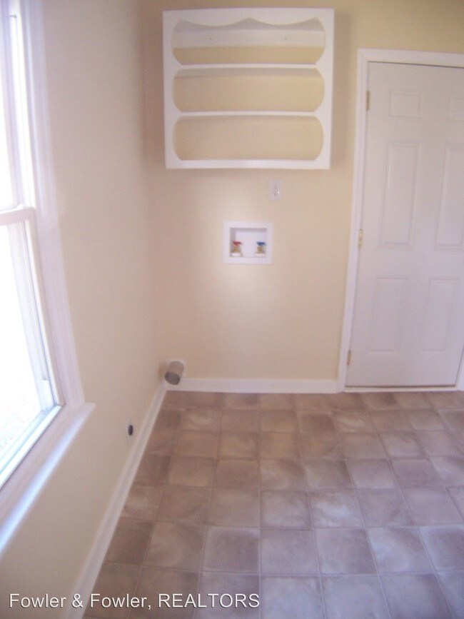 Building Photo - 404 Burge Pl