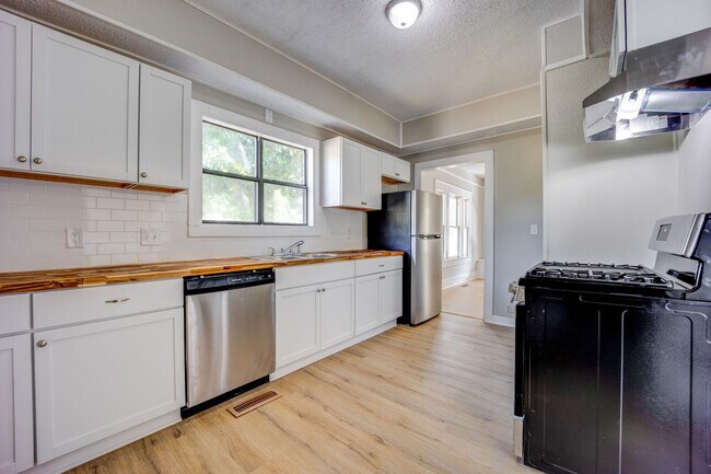 Building Photo - Freshly Updated 2 Bedroom House