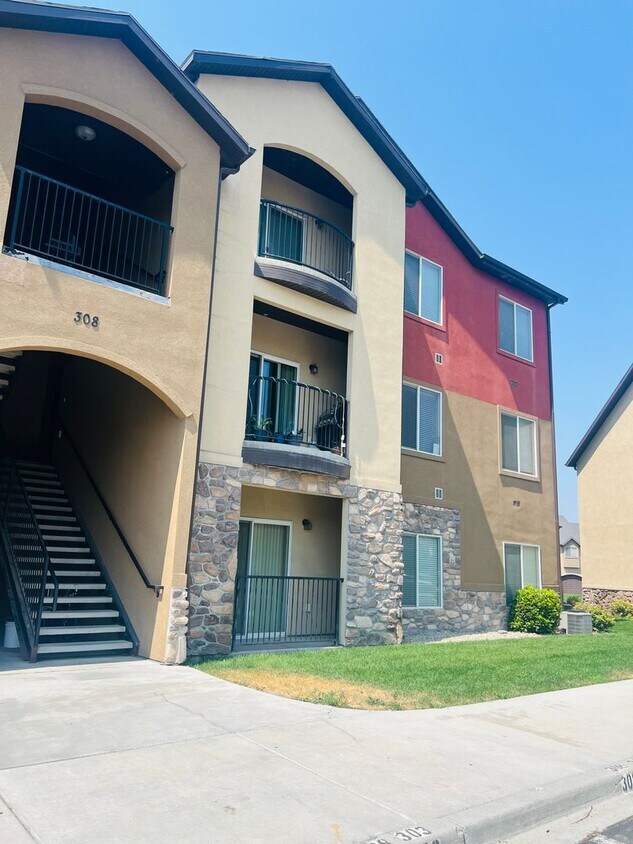 Primary Photo - Beautiful single level condo with carport
