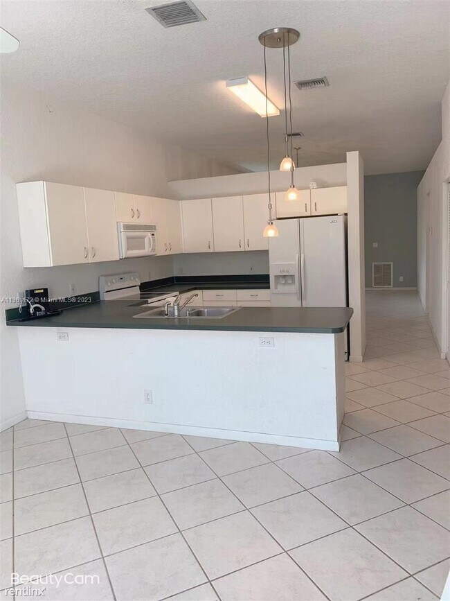 Building Photo - 3 br, 2 bath House - 3913 NW 88th Ter # O
