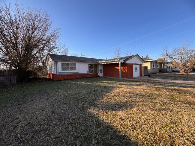 Building Photo - 4 Bed 1.5 Bath in Midwest City! Half off o...