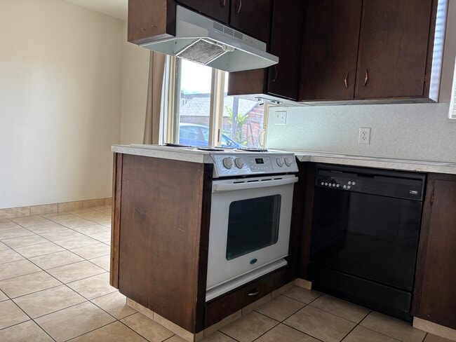 Building Photo - 574 S 200 W