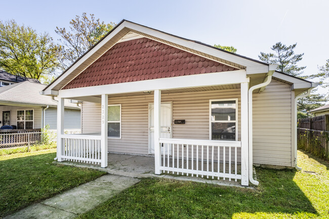 Foto del edificio - 2329 N Kenwood Ave