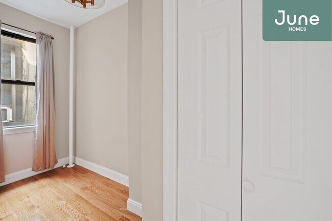Building Photo - Twin room in 2-bed/1.0-bath Home