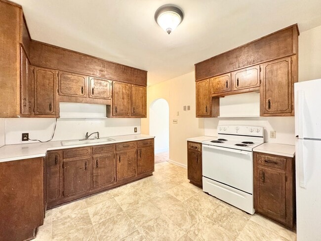 Building Photo - Adorable 3 Bedroom - Convenient to Market ...