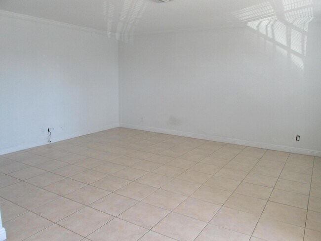 Foto del edificio - 405 N Cypress Dr