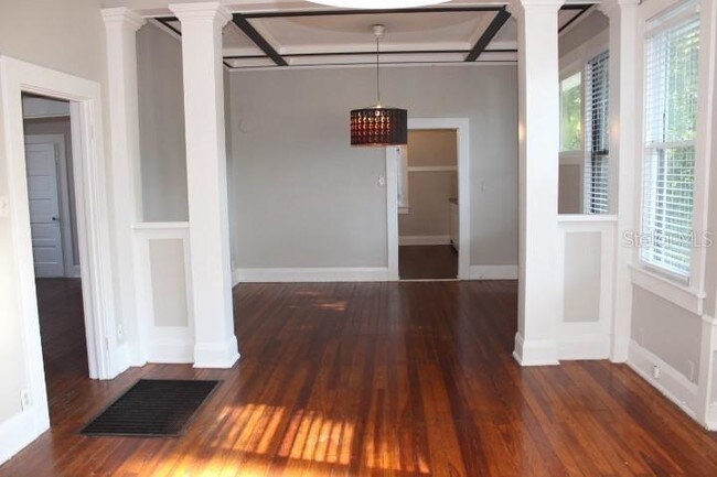 Building Photo - 404 E Hugh St
