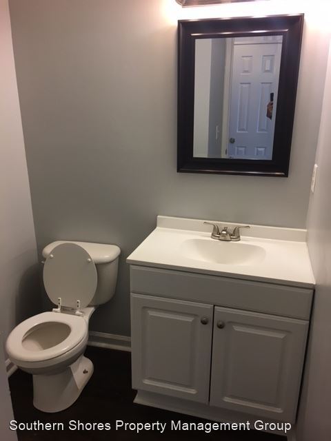Building Photo - 2 br, 1.5 bath House - 1422 Camp Rd Unit B