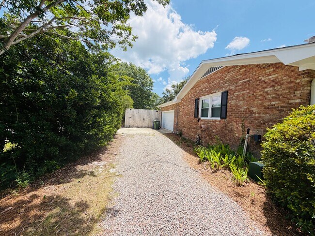 Foto del edificio - Central Wilmington, popular school districts,2 car garage/RV/Boat parking 3/4 bedroom/fenched/Liv...