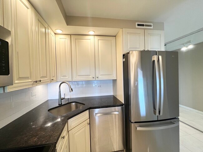 Foto del edificio - 2650 N Lakeview Ave