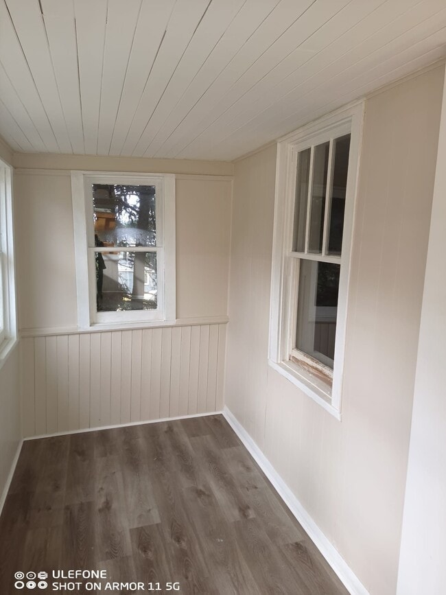 Building Photo - 2 Bed / 1 Bath Detached Home – $1,799 + Ut...