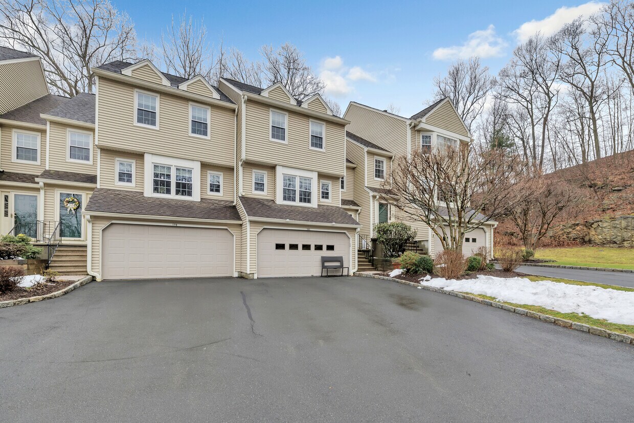 180 Governor Trumbull Way Unit 180, Trumbull, CT 06611 Condo for Rent