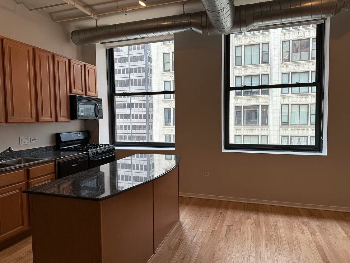 Building Photo - 6 E Monroe St