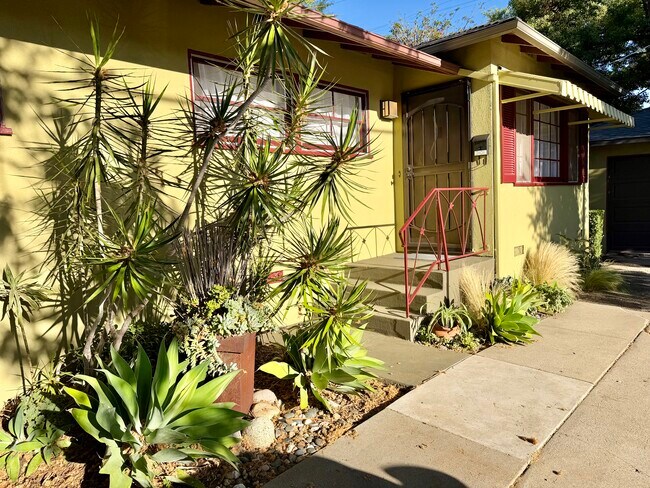 Puerta principal - 2101 Laverna Ave