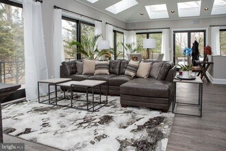 Building Photo - 15841 York Rd