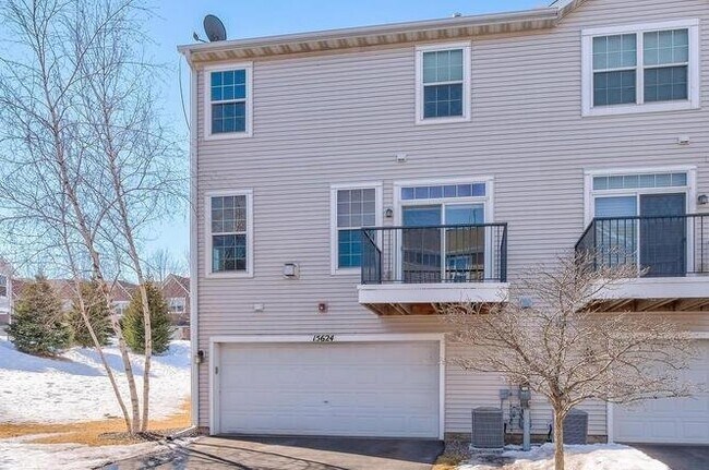 Foto del edificio - 15624 Lilac Dr