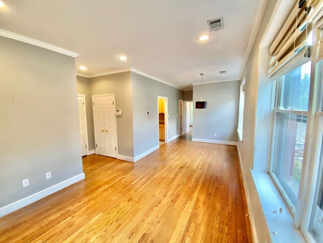 Foto del edificio - Logan/Dupont 1BR 1BA unit with hardwood fl...