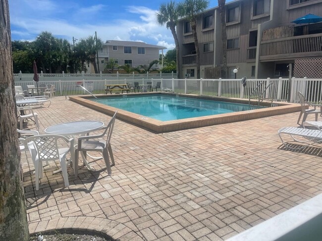 Building Photo - Beach Place Town House