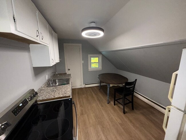 Building Photo - Price Drop!! 3rd Floor Amesbury 2 Bedroom+...